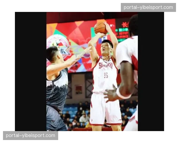 即时：比赛第63分钟，朗斯球员因暴力犯规被直接红牌罚下